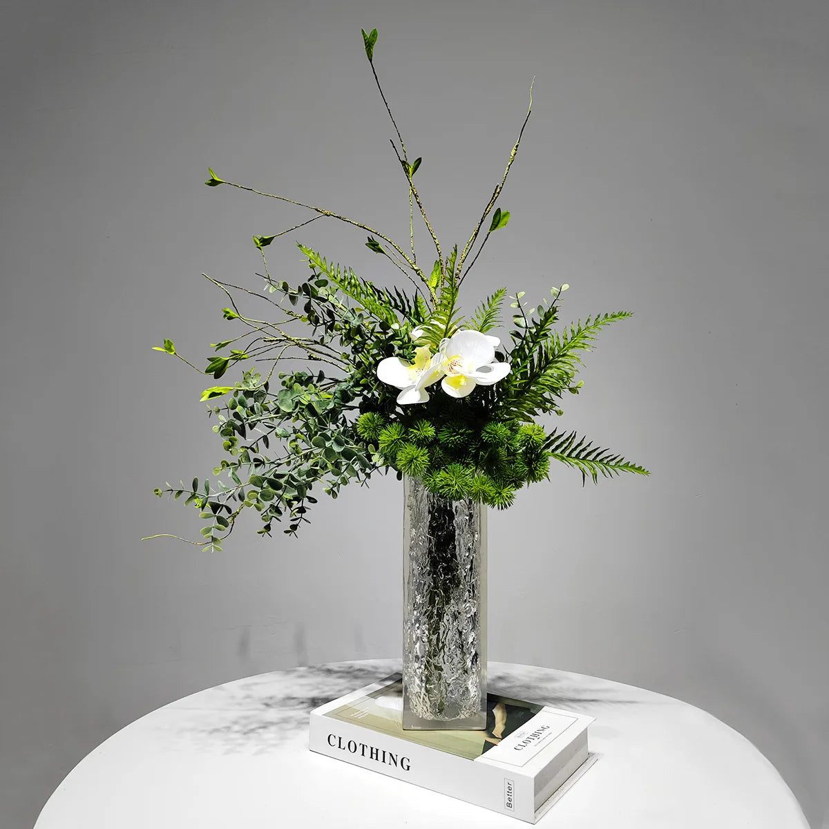 Konstorkidé & Grönarrangemang i Glasvas – Elegant Borddekoration