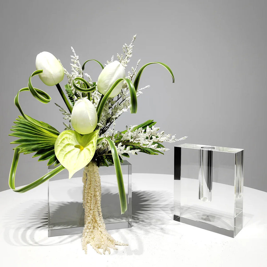 Vita Tulpaner & Konstblommor i Glasvas – Verklighetstrogna och Dekorativa