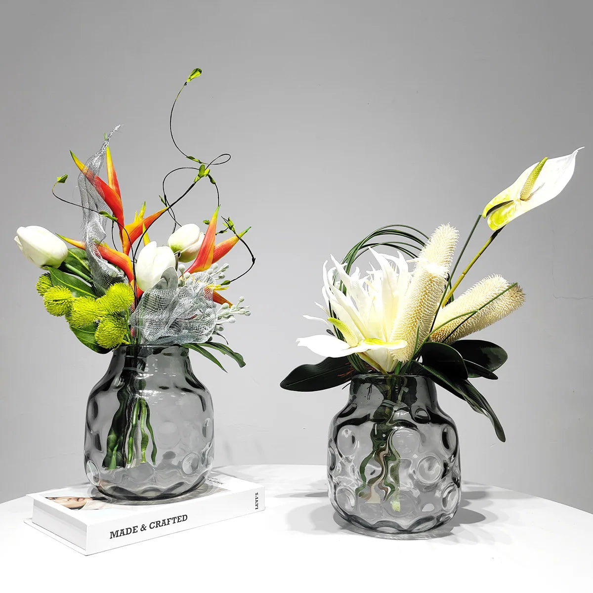 Tropiskt Konstblomarrangemang i Glasvas – Elegant Borddekoration