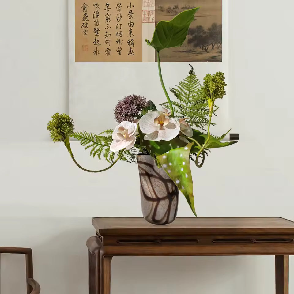 Konstorkidé & Grönarrangemang i Vas – Modern Borddekoration