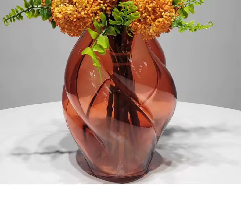 Konstblomarrangemang i Amberfärgad Glasvas – Elegant Dekoration
