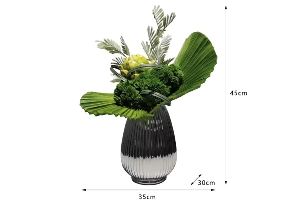 Grönt Konstarrangemang med Vas – Elegant Borddekoration