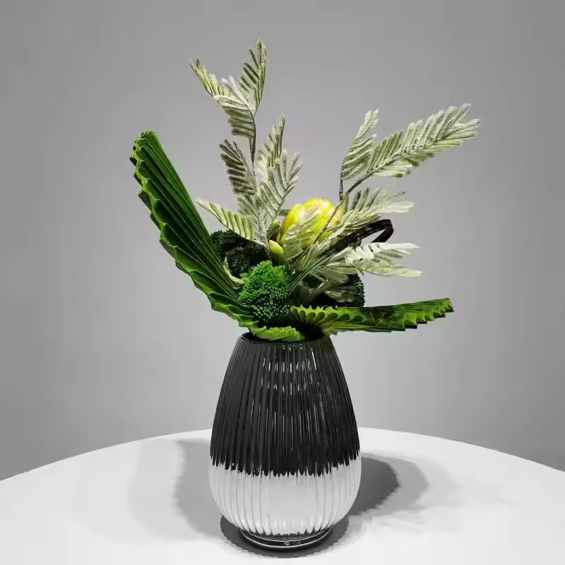 Grönt Konstarrangemang med Vas – Elegant Borddekoration