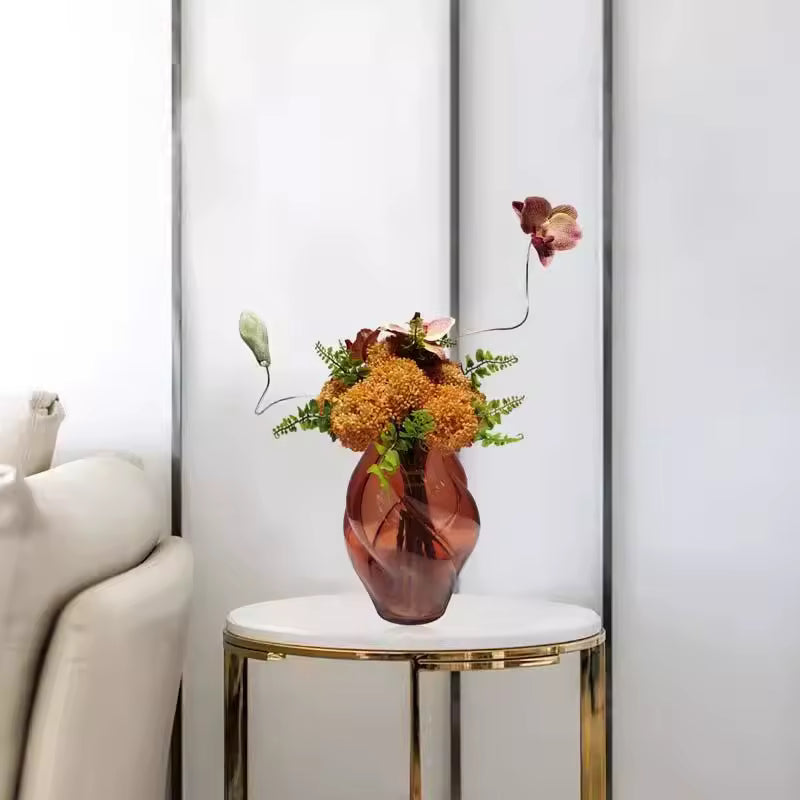 Konstblomarrangemang i Amberfärgad Glasvas – Elegant Dekoration