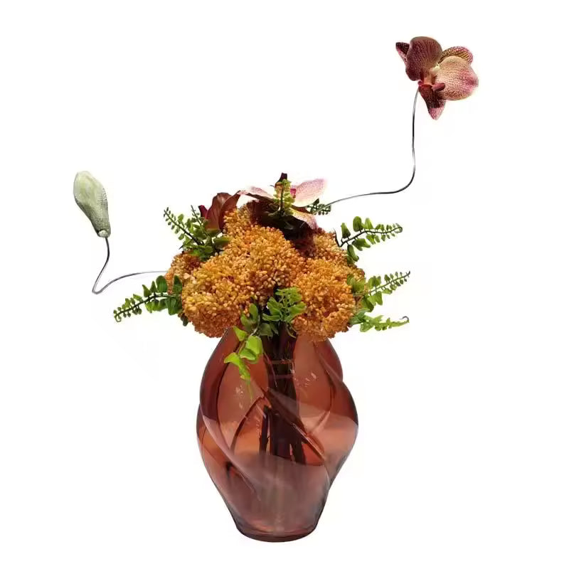 Konstblomarrangemang i Amberfärgad Glasvas – Elegant Dekoration