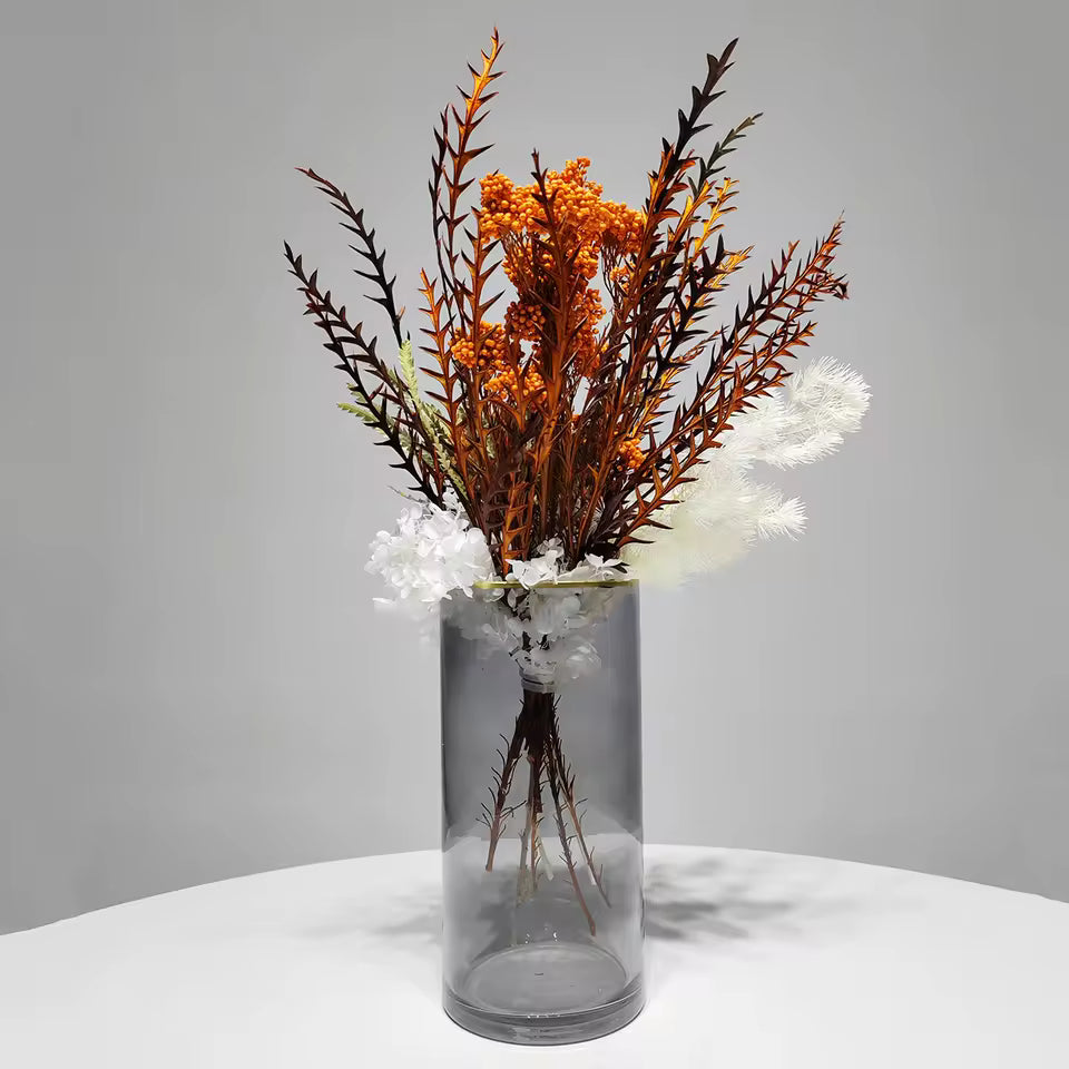 Vit Hortensia & Konstblommor i Glasvas – Modern Borddekoration