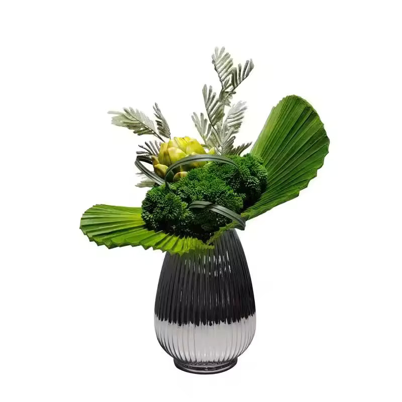Grönt Konstarrangemang med Vas – Elegant Borddekoration
