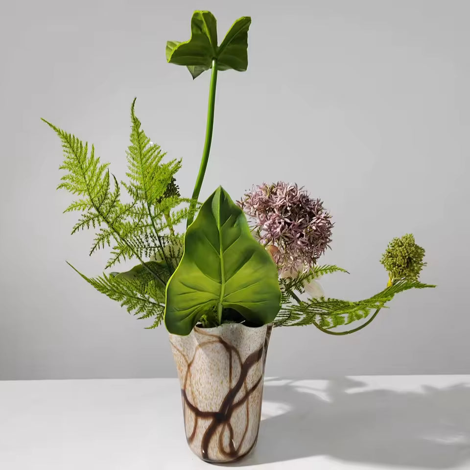 Konstorkidé & Grönarrangemang i Vas – Modern Borddekoration