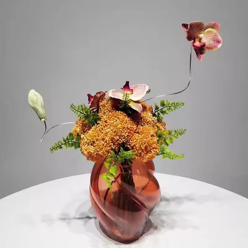 Konstblomarrangemang i Amberfärgad Glasvas – Elegant Dekoration