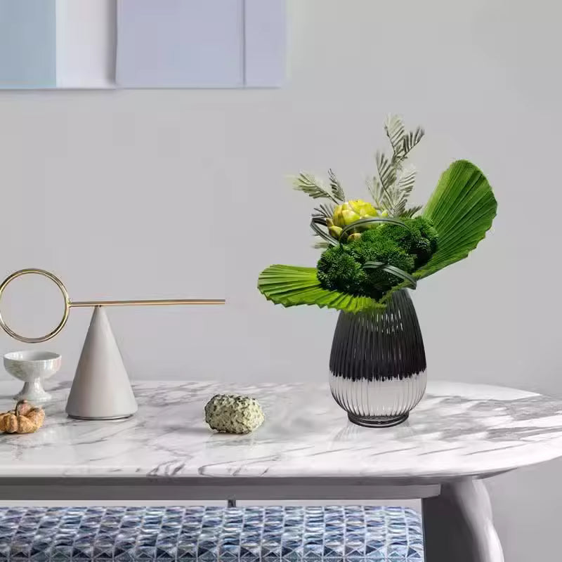 Grönt Konstarrangemang med Vas – Elegant Borddekoration