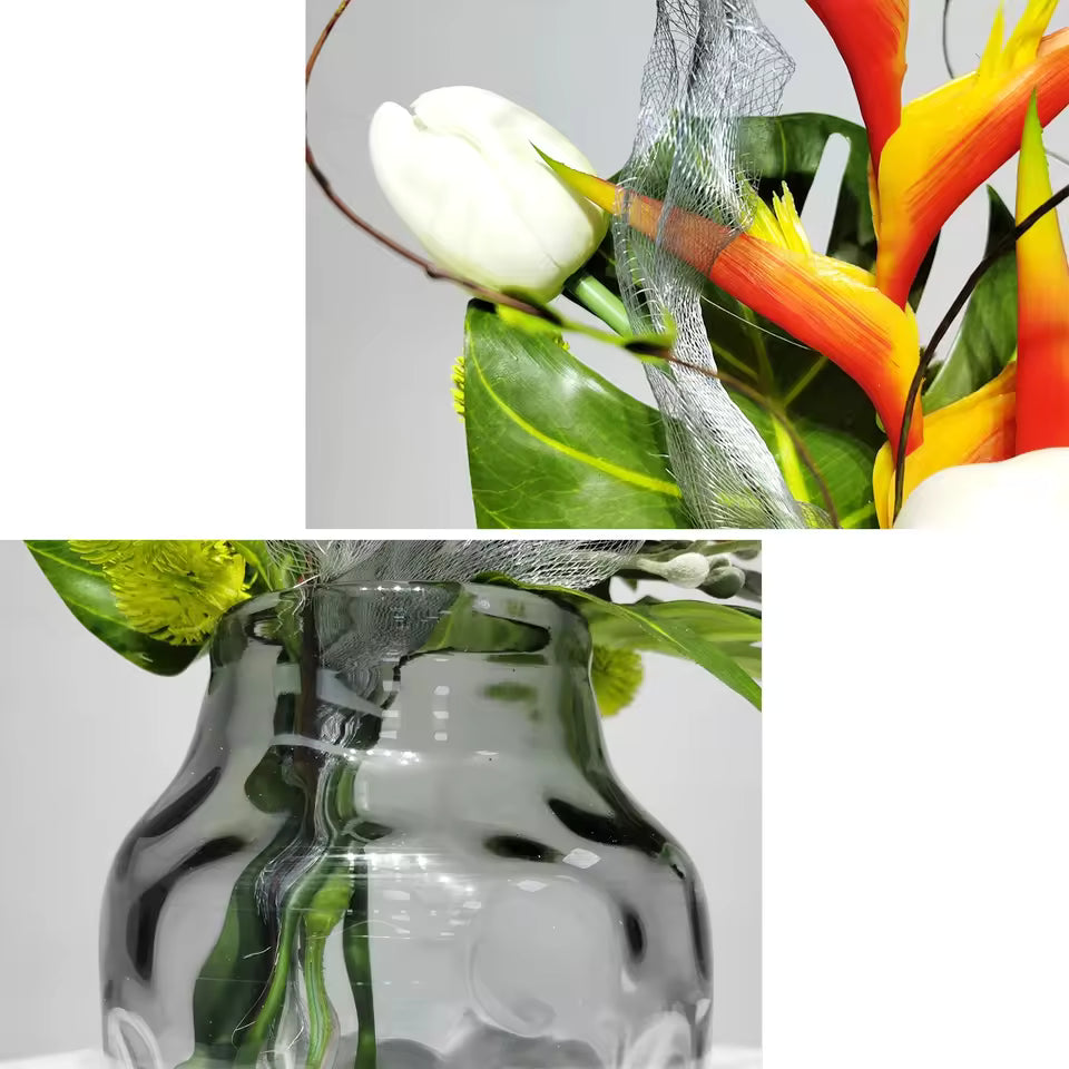 Tropiskt Konstblomarrangemang i Glasvas – Elegant Borddekoration