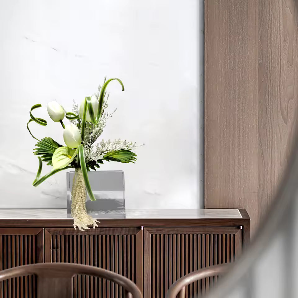 Vita Tulpaner & Konstblommor i Glasvas – Verklighetstrogna och Dekorativa