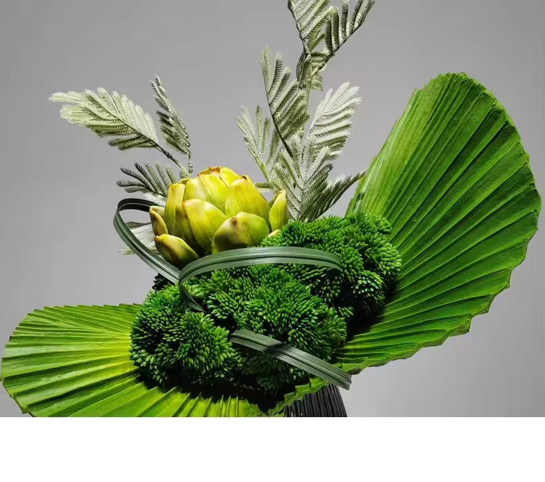 Grönt Konstarrangemang med Vas – Elegant Borddekoration