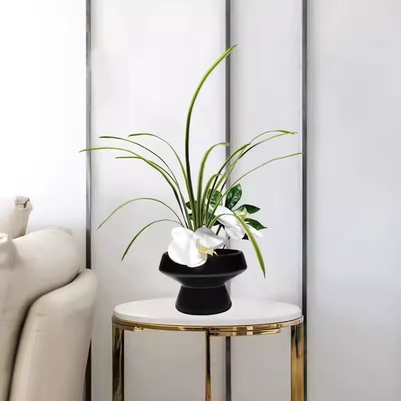 Vit Konstorkidé i Svart Vas