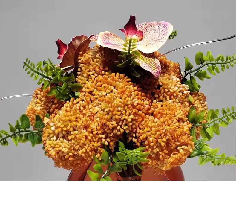 Konstblomarrangemang i Amberfärgad Glasvas – Elegant Dekoration