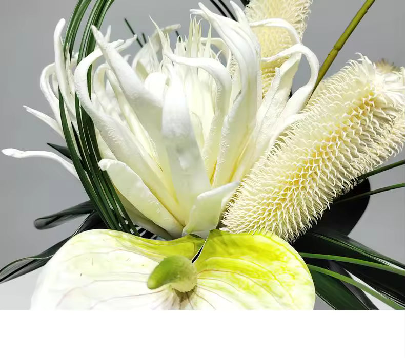 Tropiskt Konstblomarrangemang i Glasvas – Elegant Borddekoration